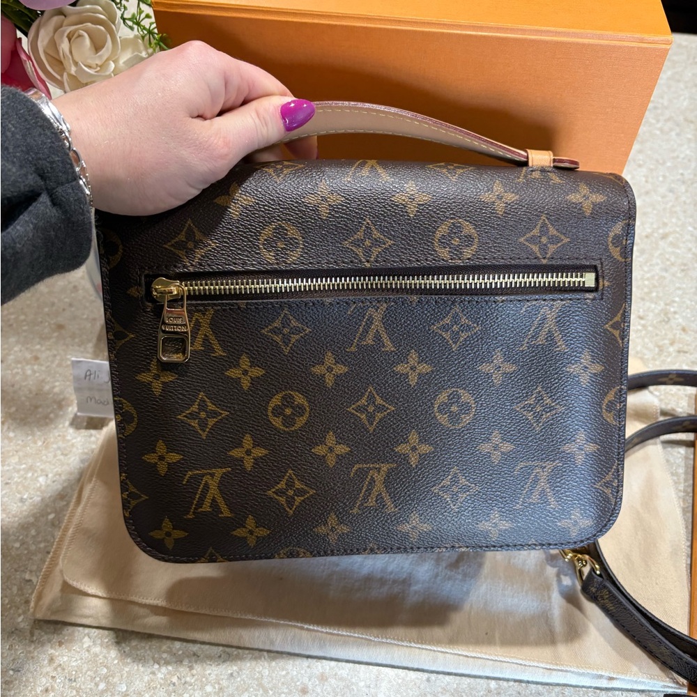 🩷sold🩷Louis Vuitton Pochette Métis Monogram - Picture 2 of 15